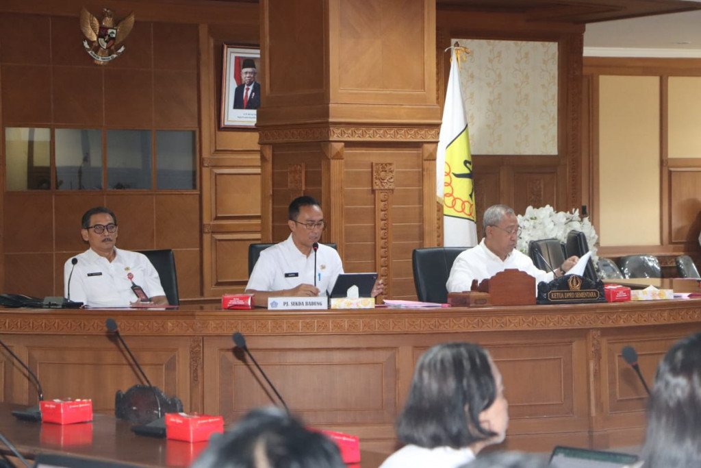 Pj. Sekda Surya Suamba Hadiri Rapat Kerja Dengan Tim Banggar DPRD Badung